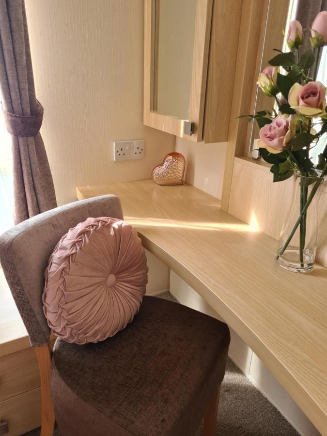 Beautiful 2 Bedroom Caravan, Holiday Park Tenby Saint Florence Eksteriør billede