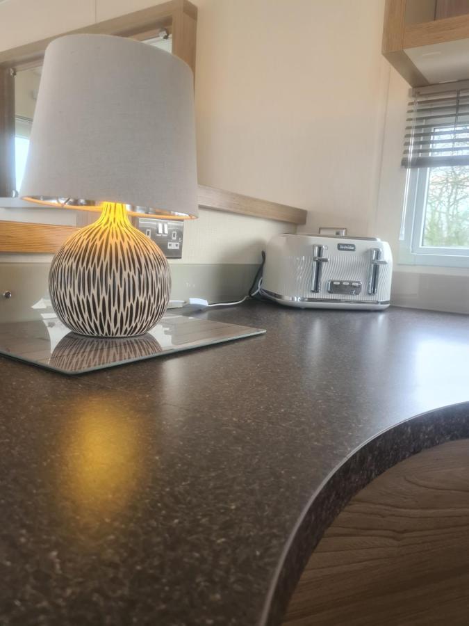 Beautiful 2 Bedroom Caravan, Holiday Park Tenby Saint Florence Eksteriør billede