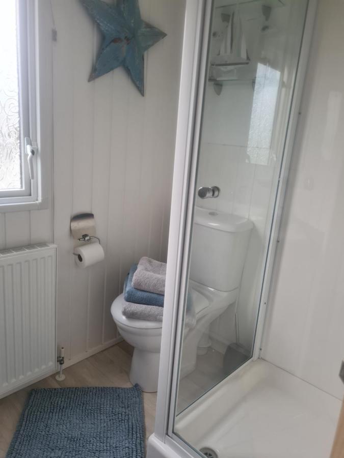Beautiful 2 Bedroom Caravan, Holiday Park Tenby Saint Florence Eksteriør billede