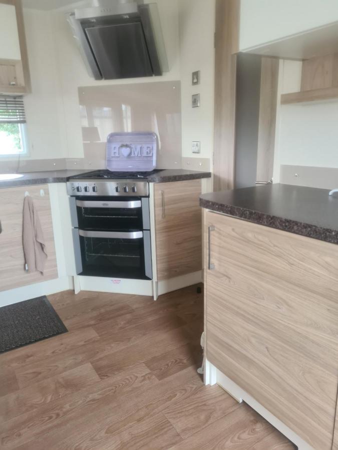 Beautiful 2 Bedroom Caravan, Holiday Park Tenby Saint Florence Eksteriør billede