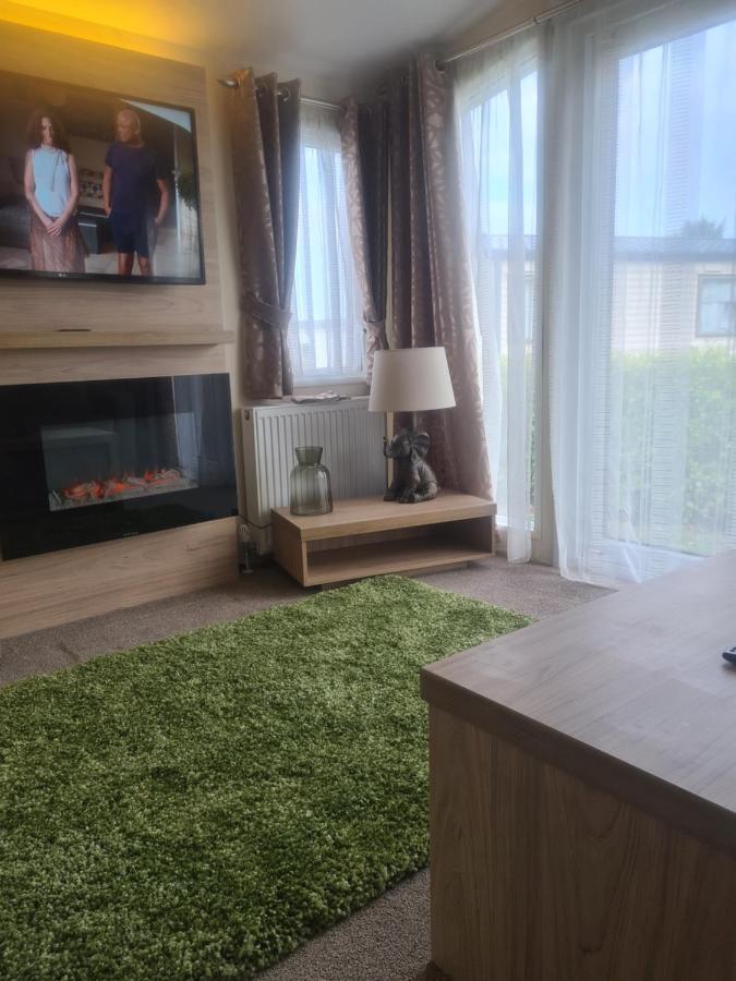 Beautiful 2 Bedroom Caravan, Holiday Park Tenby Saint Florence Eksteriør billede