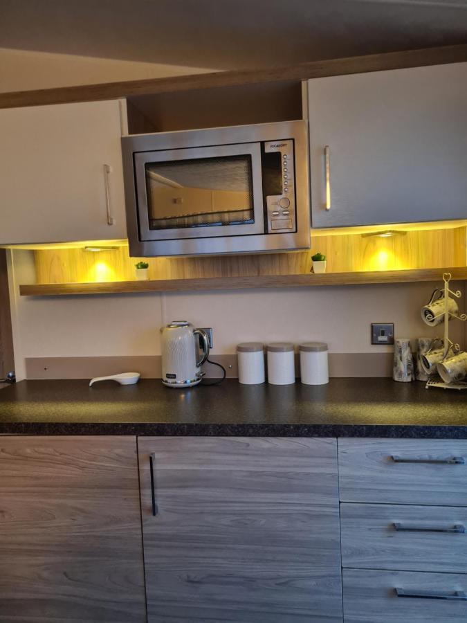 Beautiful 2 Bedroom Caravan, Holiday Park Tenby Saint Florence Eksteriør billede