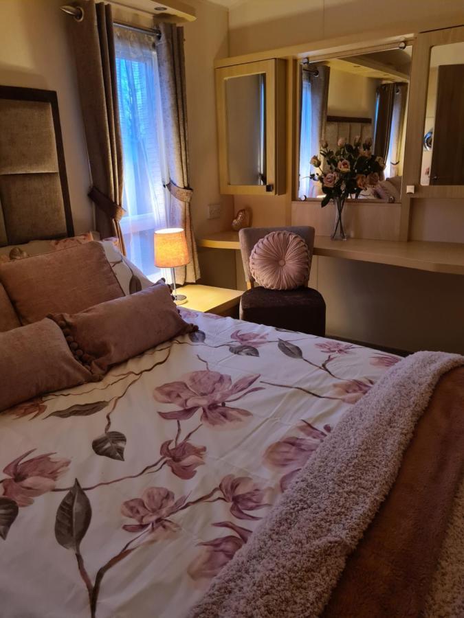 Beautiful 2 Bedroom Caravan, Holiday Park Tenby Saint Florence Eksteriør billede