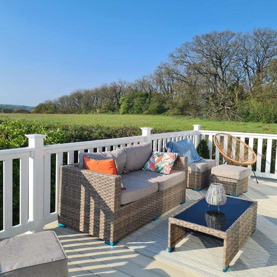 Beautiful 2 Bedroom Caravan, Holiday Park Tenby Saint Florence Eksteriør billede