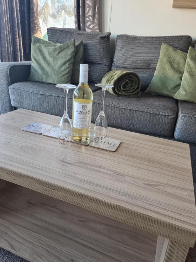 Beautiful 2 Bedroom Caravan, Holiday Park Tenby Saint Florence Eksteriør billede