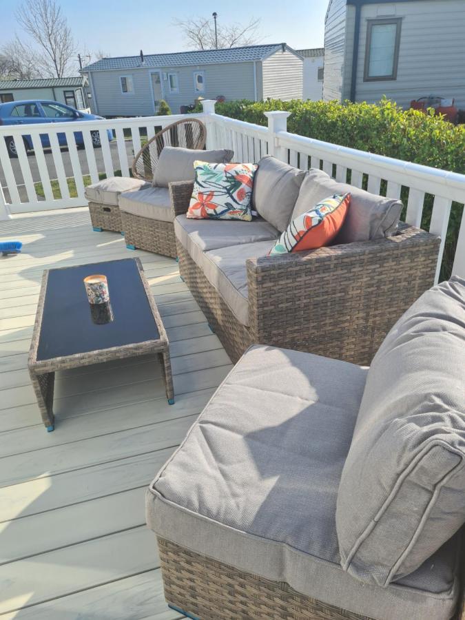 Beautiful 2 Bedroom Caravan, Holiday Park Tenby Saint Florence Eksteriør billede