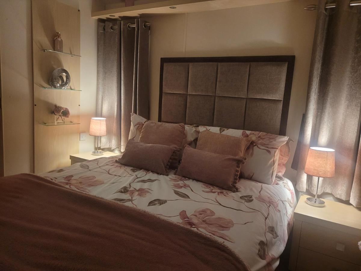 Beautiful 2 Bedroom Caravan, Holiday Park Tenby Saint Florence Eksteriør billede