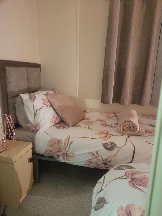 Beautiful 2 Bedroom Caravan, Holiday Park Tenby Saint Florence Eksteriør billede