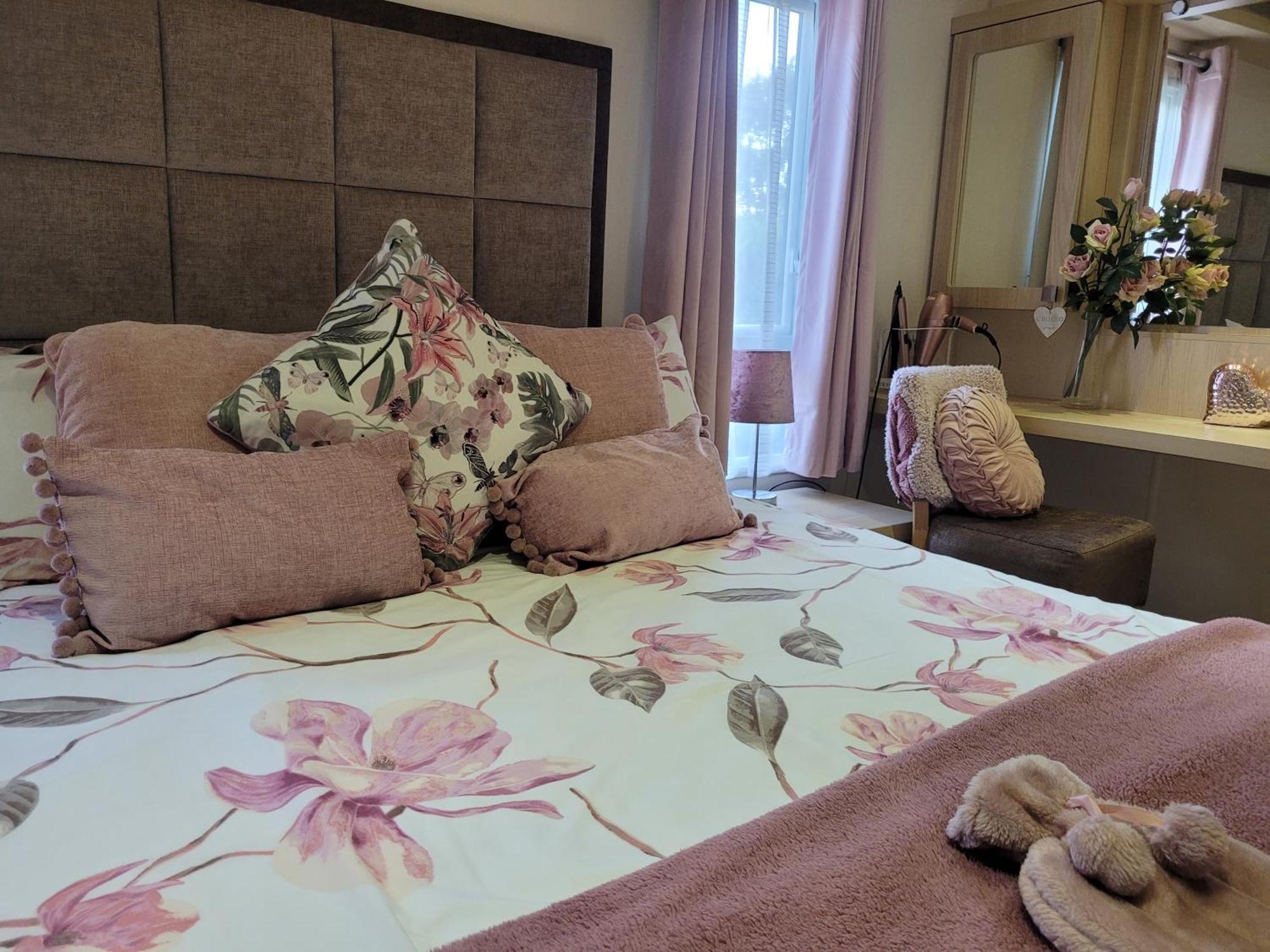 Beautiful 2 Bedroom Caravan, Holiday Park Tenby Saint Florence Eksteriør billede